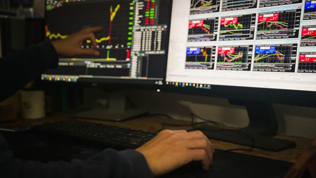交易員正在分析MT5圖表上的多種技術指標---Ultima Markets